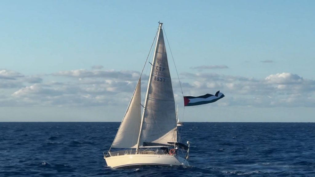 أسطول الصمود لكسر الحصار عن غزة يواصل رحلته عبر المتوسط