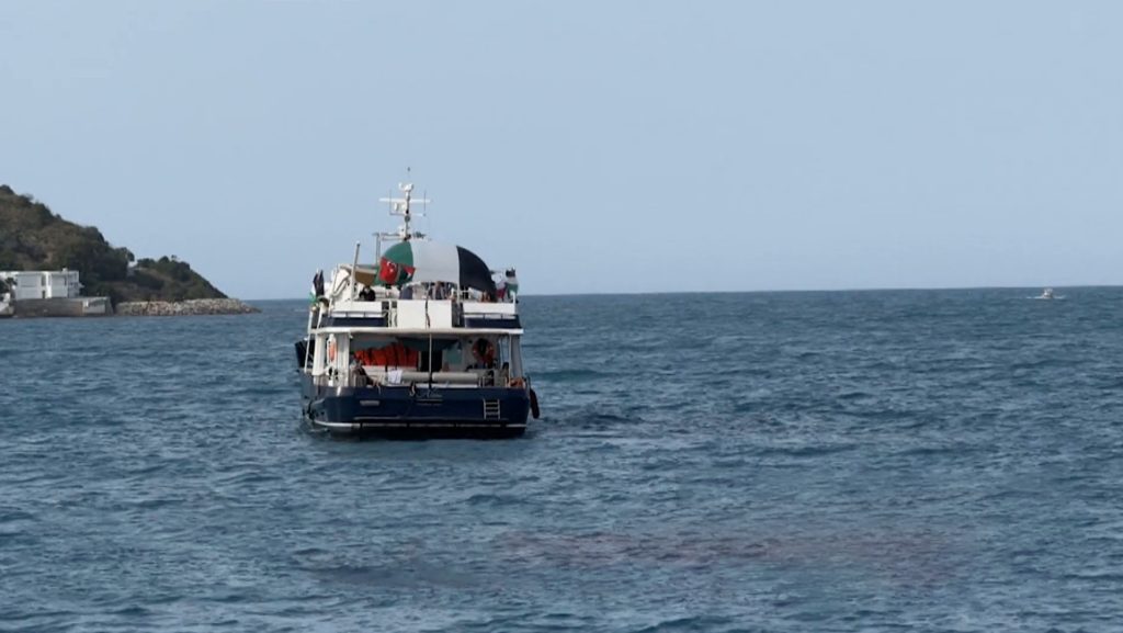 مئات التونسيين يستقبلون “أسطول الصمود” بميناء سيدي بوسعيد | أخبار