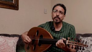 بالفيديو.. الفنان الفلسطيني أشرف الشولي يداوي القلوب بالموسيقى