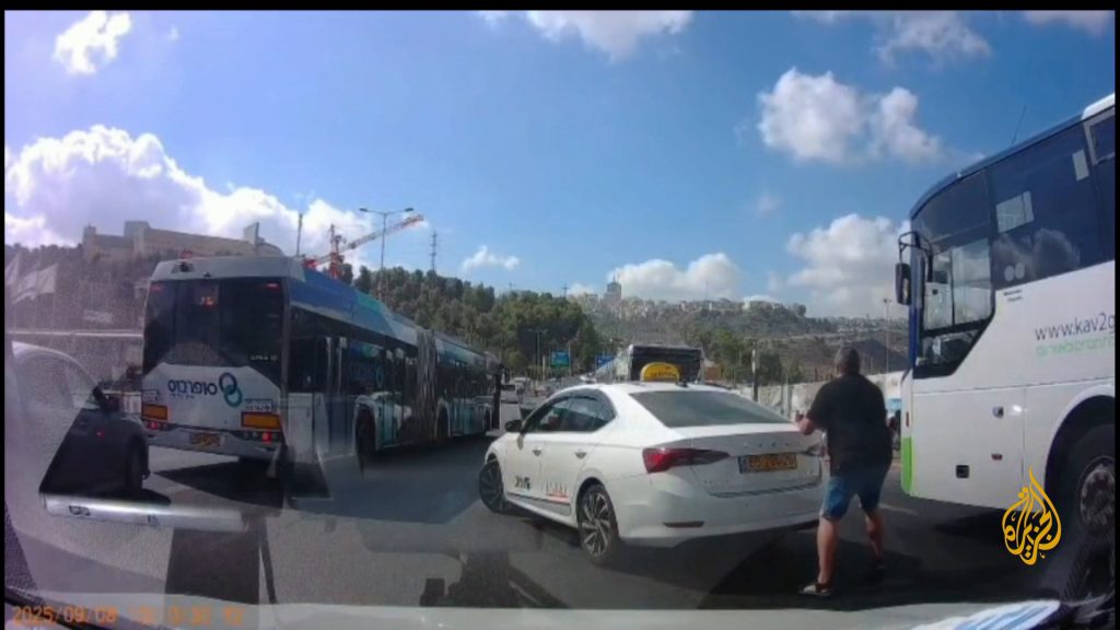 شاهد.. لحظة تنفيذ عملية القدس وفرار الإسرائيليين