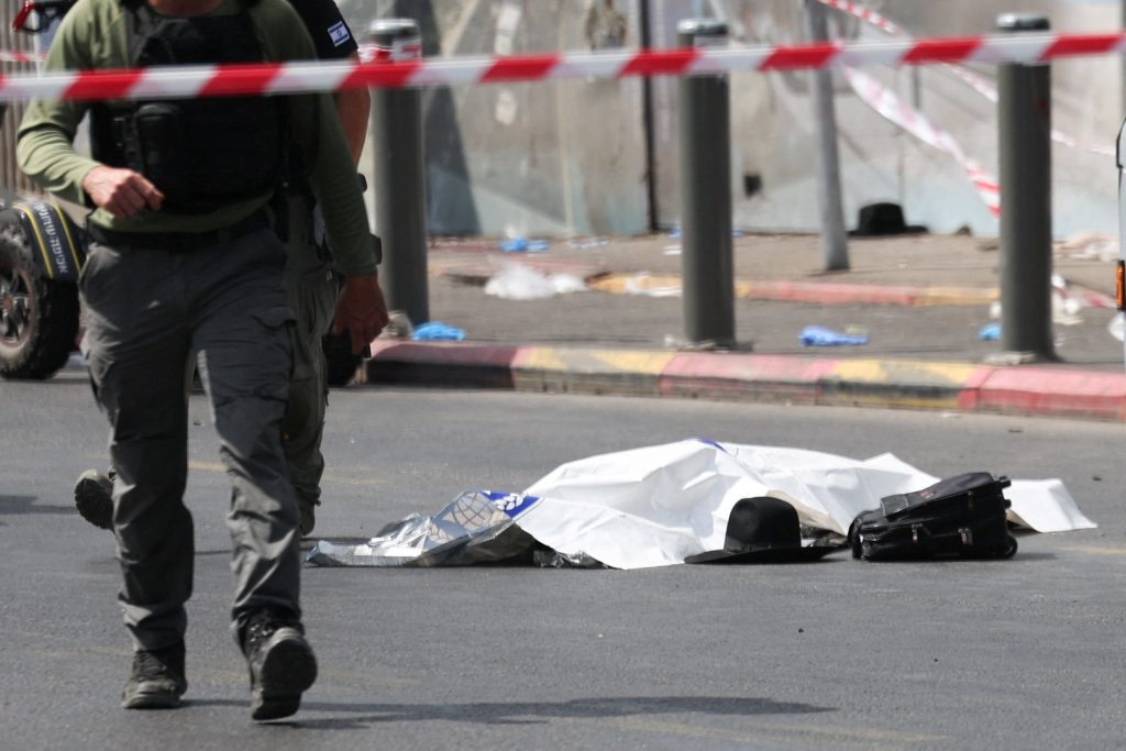 الاحتلال يعتقل والد وشقيق أحد منفذي عملية القدس