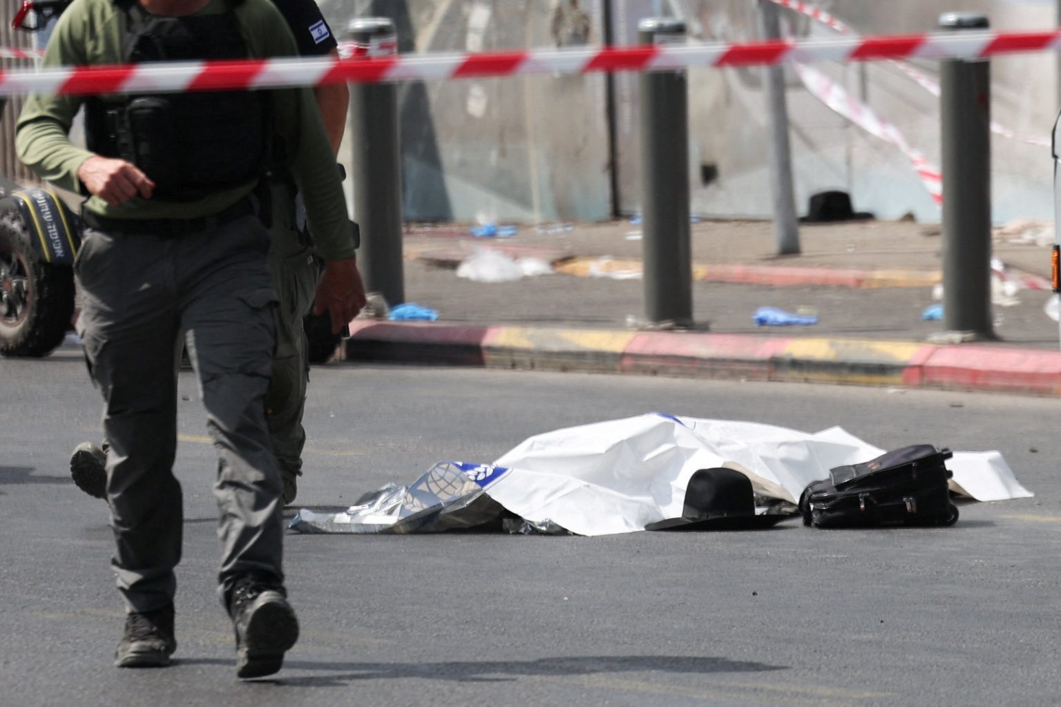 الاحتلال يعتقل والد وشقيق أحد منفذي عملية القدس