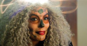 تبدو إيفا لونجوريا غير معروفة في مقطورة “عيد الميلاد كارما” مع شعر رمادي ووجه مطلي