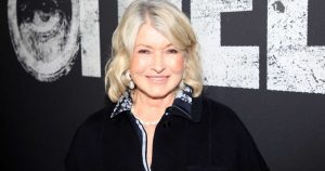 ارتدت مارثا ستيوارت حذاء رياضة الفتاة المريح في نهاية المطاف-احصل على المظهر الدقيق للمعتمد