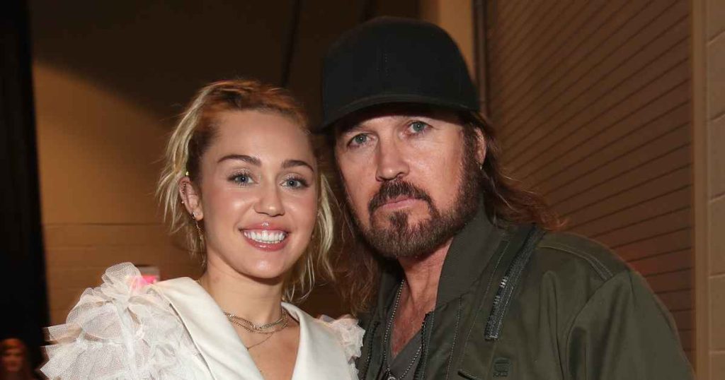 تقول مايلي سايروس إنها كتبت أغنية جديدة “أسرار” لأبي بيلي راي سايروس: “عرض سلام”