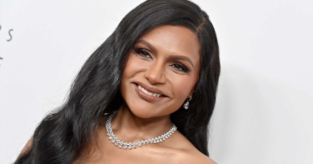 ارتدى ميندي كالينج هذا النمط العلوي الحريري إلى NYFW – ووجدنا 24 دولارًا توأمًا