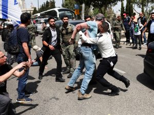 إسرائيليون يهاجمون خيمة اعتصام أمام الكنيست تطالب بوقف حرب غزة