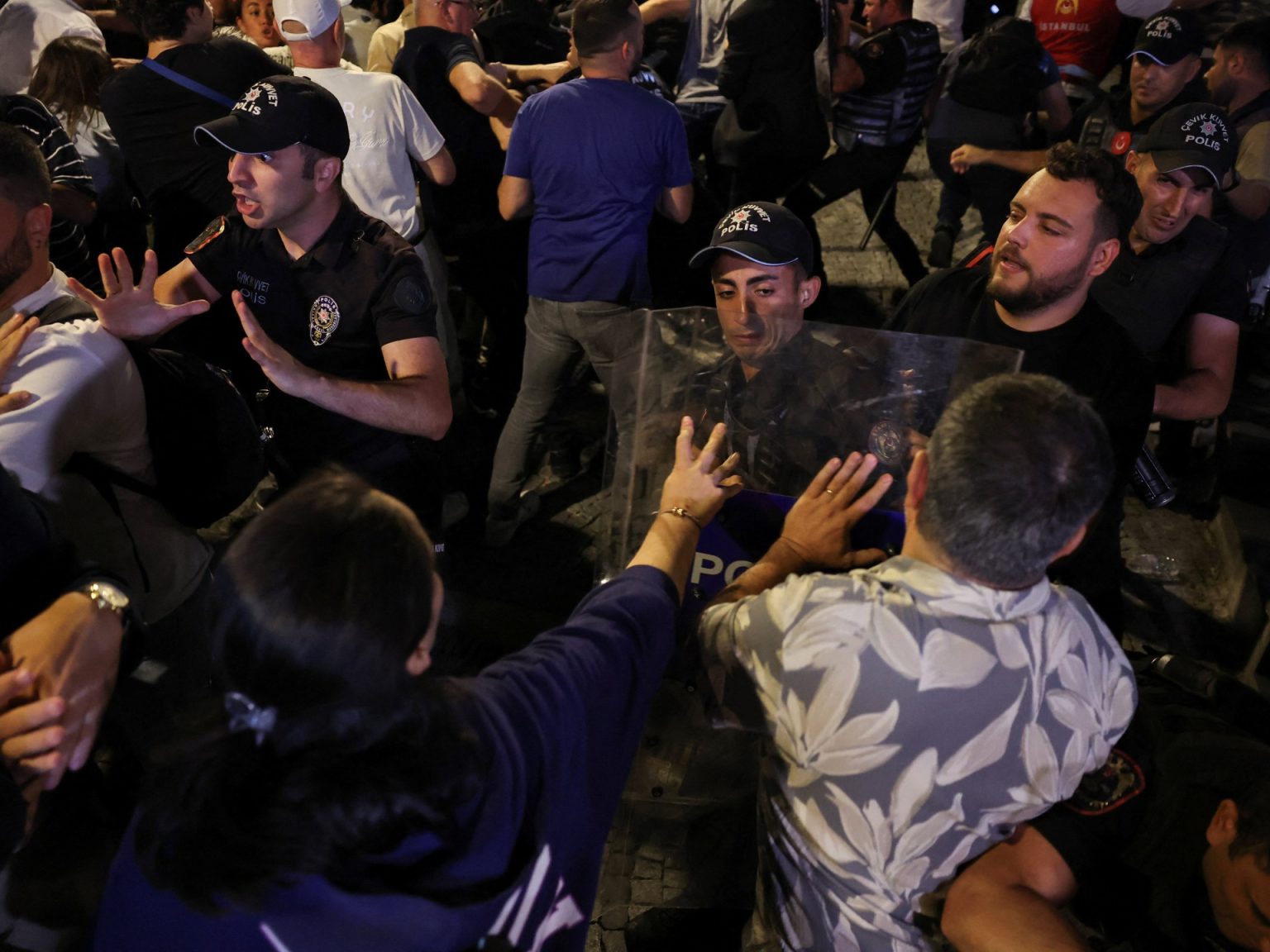 احتجاجات حول مقر حزب الشعب الجمهوري في إسطنبول