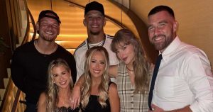 يرتدي تايلور سويفت سترة وتنورة بقيمة 150 دولارًا