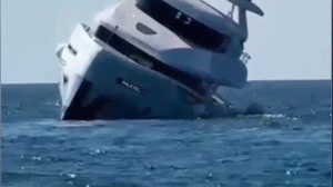 يخت الفاخر يغرق قبالة ساحل تركيا بينما يقفز الركاب إلى الخارج