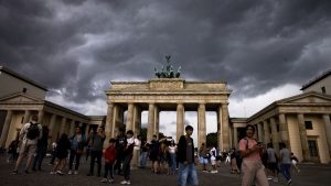 هل طار المؤيدون لروسيا بمنطاد الهواء الساخن لبوتين في برلين؟