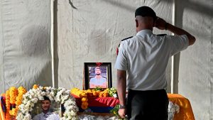 حماس تسلم نعش الرهينة المتوفى إلى مسؤولي الصليب الأحمر في غزة