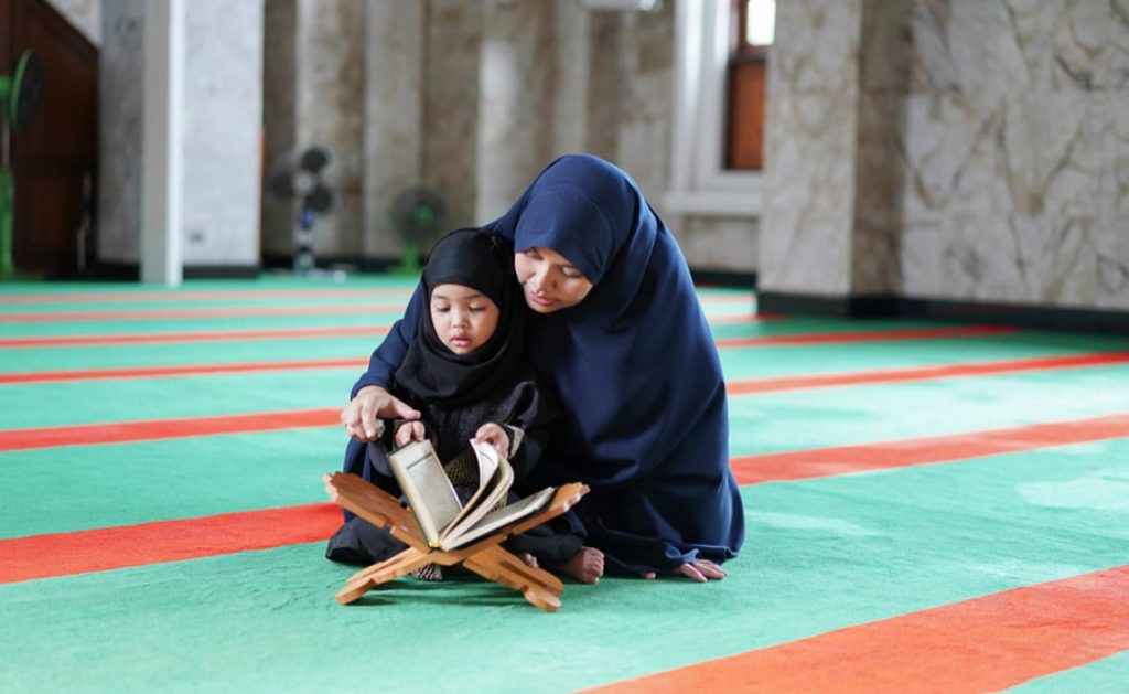 كيف تكون الأم مفتاح صلاح الأبناء في الإجازة؟.. أمين الفتوى يجيب