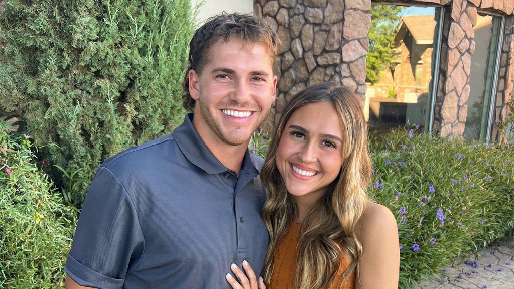 عروسان من تكساس تقطعت بهما السبل في جامايكا بعد أن ضرب إعصار ميليسا من الفئة الخامسة