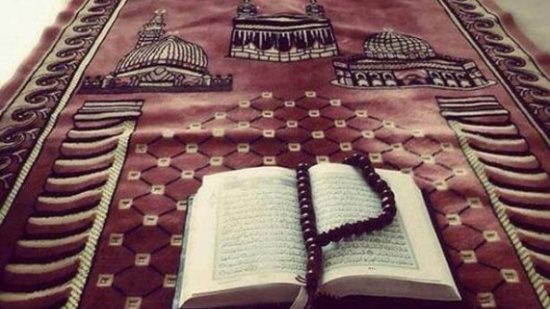 فتاوى| هل يثاب الصغار على فعل العبادات والطاعات قبل البلوغ؟.. حكم التطويل في الصلاة.. هل نسيان الذنب من علامات القبول؟