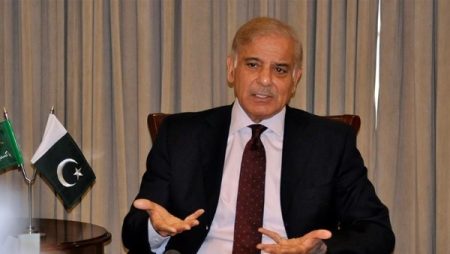 رئيس وزراء باكستان ينعى ضحايا انفجـ.ـار منتجع للتزلج في سويسرا