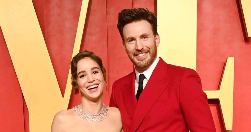 نجم فيلم “كابتن أمريكا” كريس إيفانز وزوجته ألبا بابتيستا يرحبان بالطفل رقم 1: تقرير