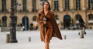 منتفخة؟ فساتين خريف أمازون التسعة عشر هذه تخفي البطن ولكنها ترفع مظهرك تمامًا