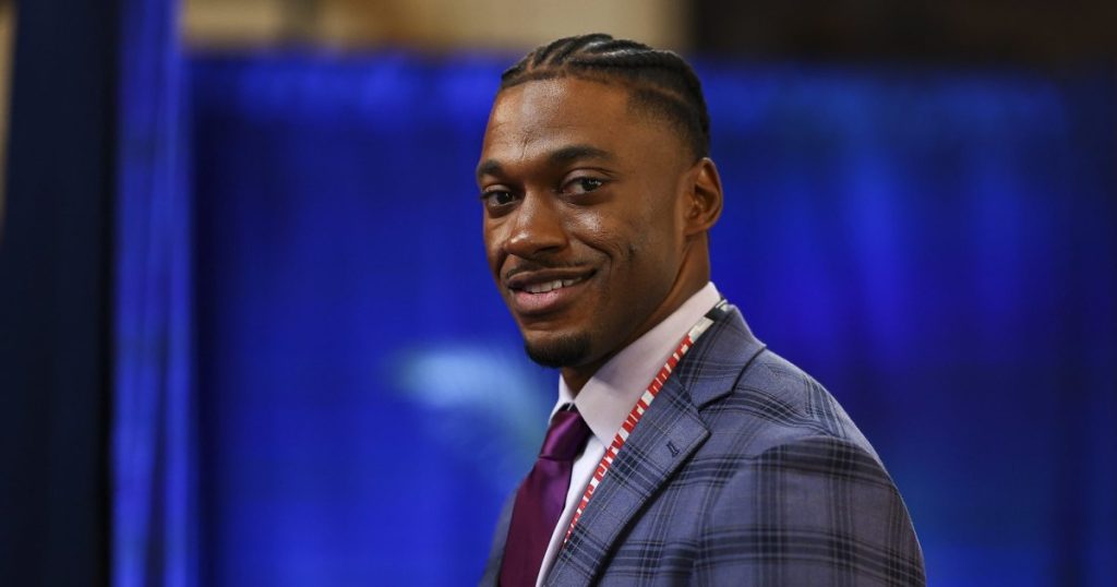 أسطورة اتحاد كرة القدم الأميركي روبرت غريفين الثالث وعائلته متورطة في “أسوأ حادث سيارة في حياتنا”