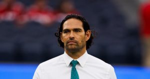 تم إلقاء القبض على لاعب الوسط السابق في اتحاد كرة القدم الأميركي مارك سانشيز في المستشفى بعد طعن إنديانابوليس