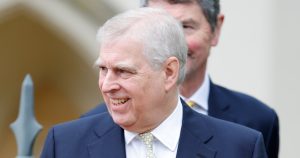 تم إزالة شعار النبالة الخاص بالأمير أندرو من قلعة وندسور في حركة مخصصة عادةً للخونة