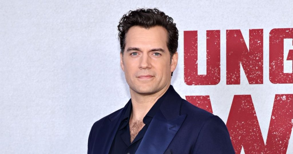 دمية هنري كافيل بالحجم الطبيعي لرجل – وحساب المعجبين بالذكاء الاصطناعي المصاحب لها – تنتشر بسرعة كبيرة