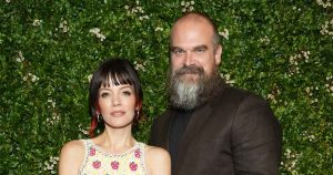 ليلي ألين تلمح إلى خيانة ديفيد هاربور السابق في زواج “مفتوح” في الألبوم الجديد “West End Girl”