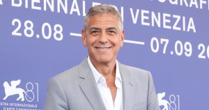 يتحدث جورج كلوني عن القيام بـ “ضربة” في الثمانينيات ، كونه “الأحمق في حالة سكر” بعد عام 2025