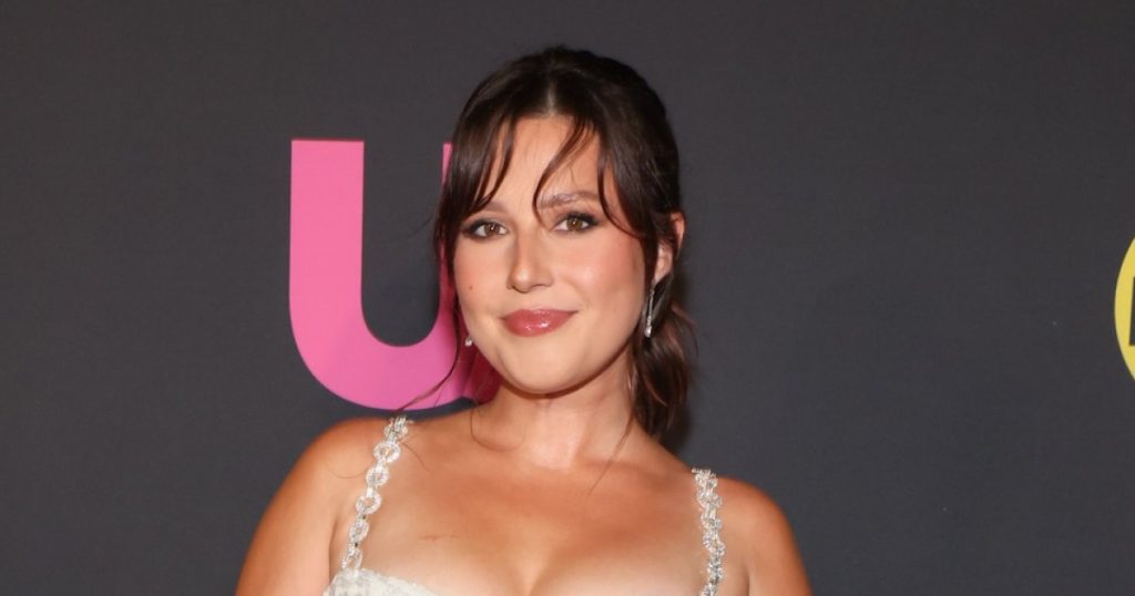 تعترف كاتي ثورستون بدموع أنها تكافح من أجل البقاء “إيجابية” وسط معركة سرطان الثدي