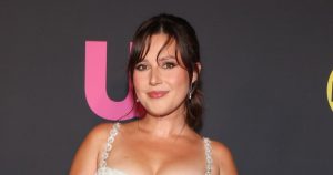 تعترف كاتي ثورستون بدموع أنها تكافح من أجل البقاء “إيجابية” وسط معركة سرطان الثدي