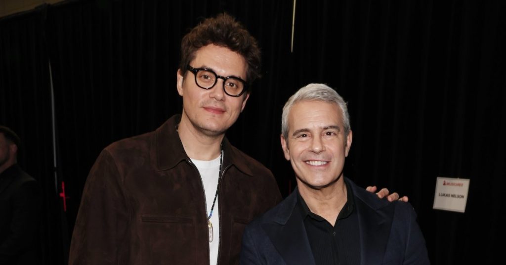 يقول آندي كوهين إنه أصبح “جسديًا جدًا” مع BFF John Mayer خلال نزهة أخيرة: “كنت في أكوابي”