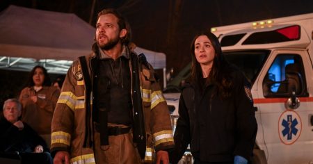 ماكس تيريوت من Fire Country يخرج عن صمته بشأن تغيير Showrunner وإسقاط الاسم النهائي والقفز الزمني (حصريًا)