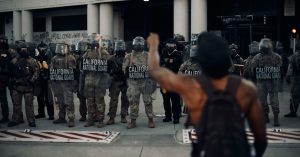 ترامب يريد السيطرة على المدن. المؤثرون يعطونه الوقود للقيام بذلك