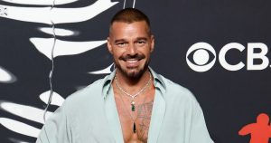 المغني ريكي مارتن ، 53 عامًا ، يظهر من اللياقة البدنية المنحوتة في صورة شخصية عارية بالبخار