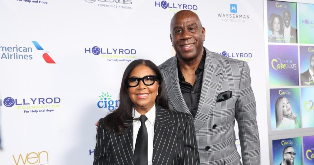 ماجيك جونسون يندفع نحو “أفضل صديق له” كوكي جونسون بعد 34 عامًا من الزواج (حصريًا)