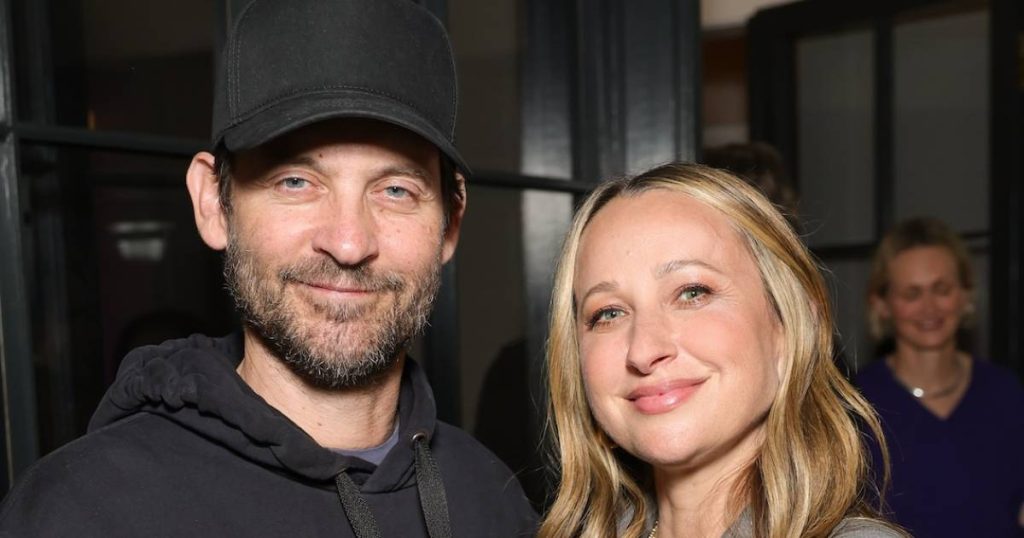 توبي ماغواير يدعم زوجته السابقة جينيفر ماير في حفل الذكرى السنوية العشرين لعلامتها التجارية للمجوهرات