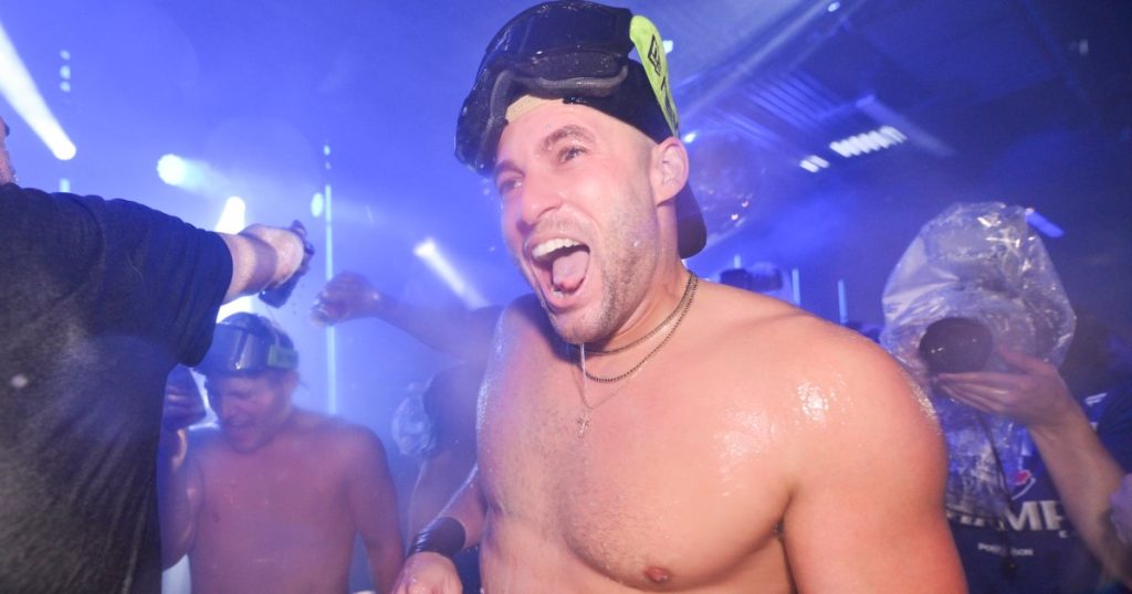 تورونتو بلو جايز ستار جورج سبرينغر يحتفل بدون قميص بعد المباراة السابعة البطولية: “لقد خرجنا جميعًا من البيرة”