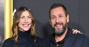 آدم ساندلر يقول إنه “حالفه الحظ” في دور “جاي كيلي” مع جورج كلوني، ويقدم تحديثًا لفيلم “Grown Ups 3” (حصريًا)