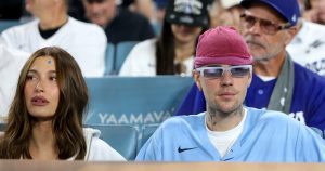 جاستن وهيلي بيبر يستمتعان بليلة المواعدة في لعبة World Series Game 3 في لوس أنجلوس