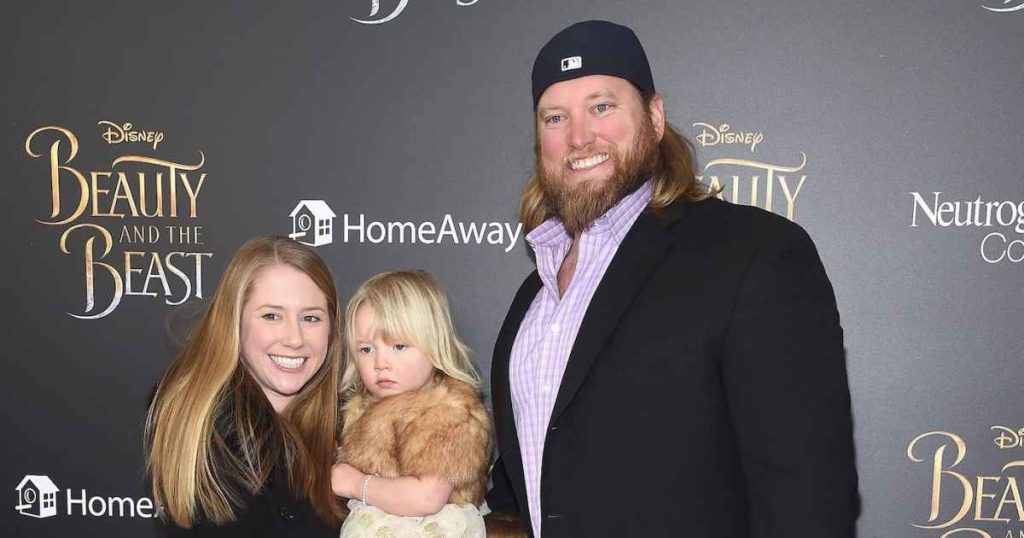 دليل عائلة نيك مانجولد: تعرف على زوجة نجم اتحاد كرة القدم الأميركي الراحل وأطفاله الأربعة