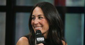 يجب أن يكلف أسلوب جوانا جينز المريح بأكمام سترة مئات ، لكنه فقط 24 دولارًا