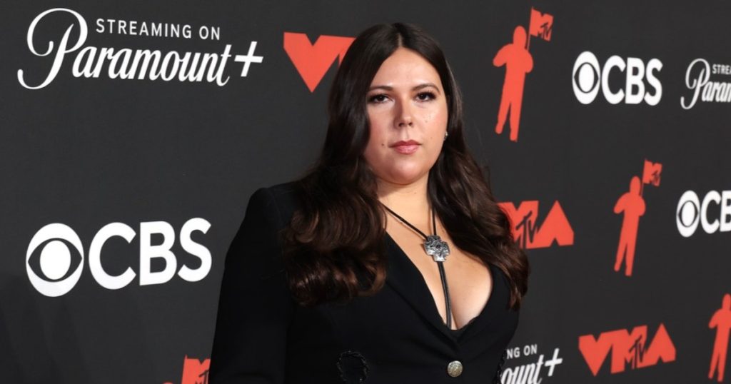 المغنية جيجي بيريز تقول إن الحزن “يظهر بطرق مختلفة” بعد سنوات من “صدمة” وفاة أختها (حصريًا)