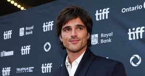 يقول يعقوب Elordi “Wuthering Heights” هو فيلم “جميل” و “مسامير على السبورة”