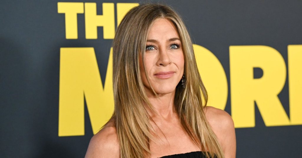 اركض، لا تمشي! قباقيب جينيفر أنيستون المريحة تحتوي على توأم مختبئ بقيمة 29 دولارًا على أمازون