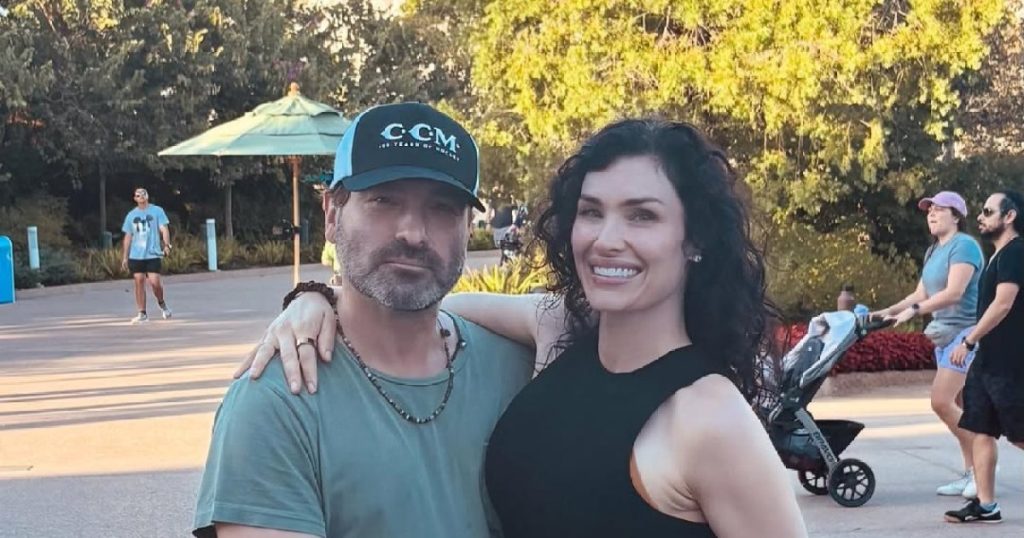 جوني جاليكي من نظرية الانفجار الكبير يشارك صورة نادرة مع زوجته وأطفاله في عالم ديزني