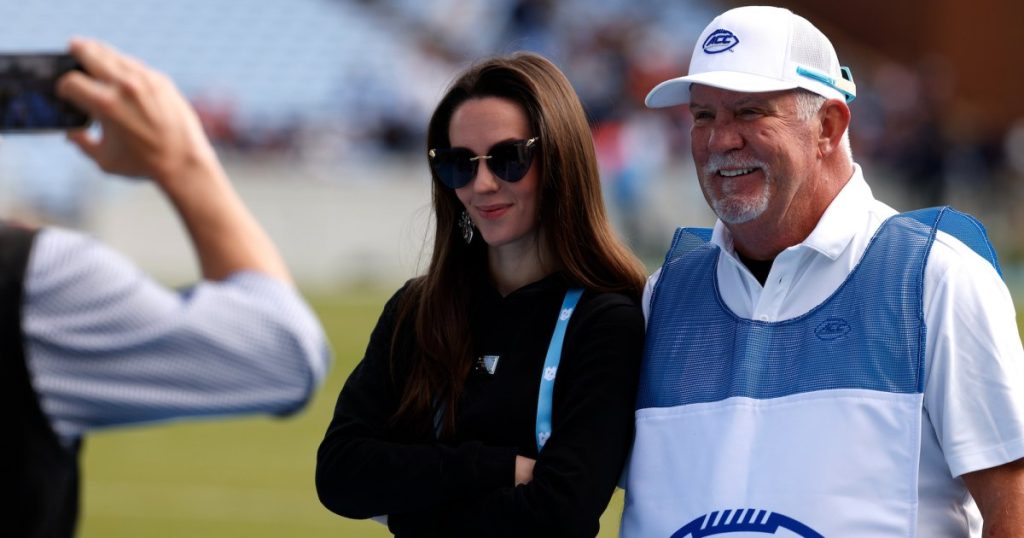 جوردون هدسون يجلب الدراما مع سروال جلد الثعبان إلى لعبة UNC لكرة القدم لصديقها بيل بيليشيك