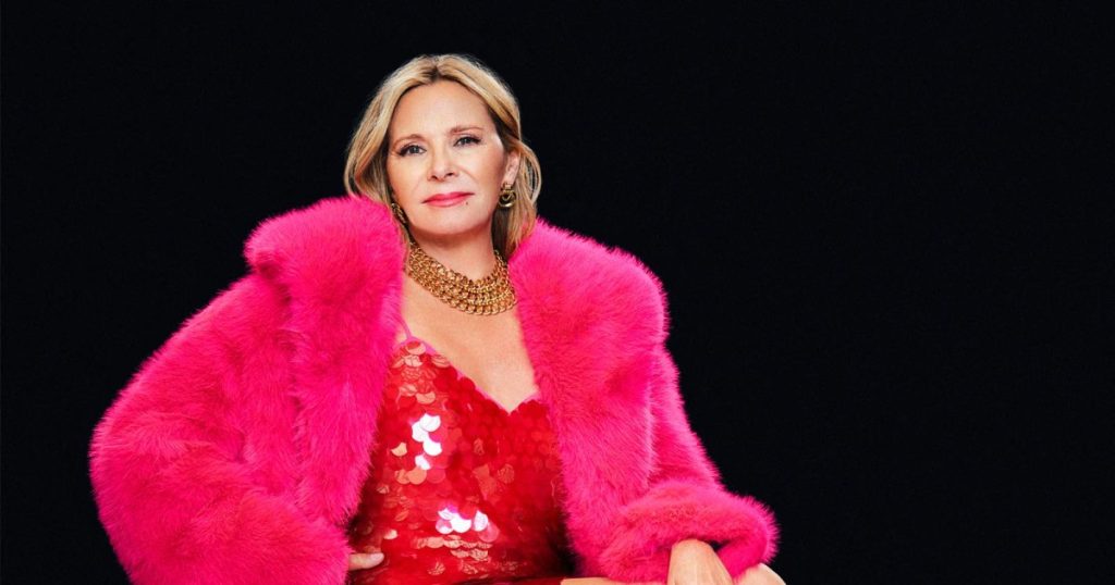 كيم كاترال ، 69 عامًا ، يحصل على Leggy في فستان الترتر الأحمر ومعطف الفرو الوردي الساخن لحملة جديدة رائعة