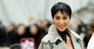 كيم كارداشيان لاول مرة بيكسي في الوقت المناسب لعرض أسبوع الموضة في ميسون مارجيلا في باريس