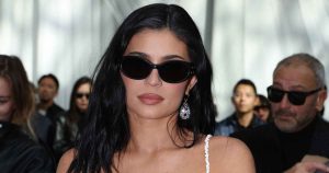 Kylie Jenner Wows في Maison Margiela Bodysuit “مصنوعة من الورق” خلال أسبوع الموضة في باريس