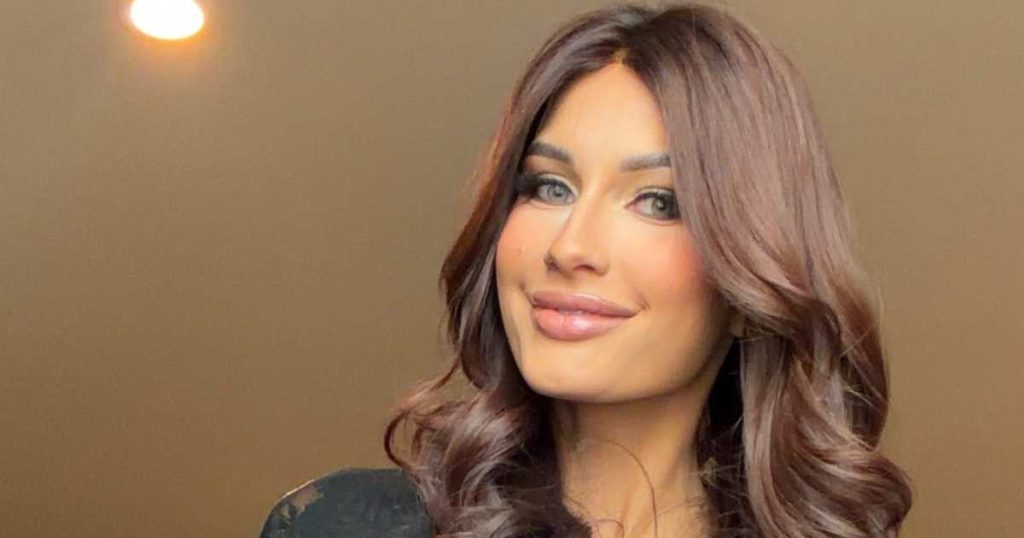 متسابقة ملكة جمال الولايات المتحدة الأمريكية المصابة بالثعلبة تتخلى عن شعرها المستعار وتمشي على المدرج بدون شعر: “لا يمكن للمحاكمة أن تقف في الطريق”